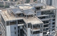 武汉长江边一54层住宅楼顶出现“楼上楼” 部门回应：已立案调查违建情况