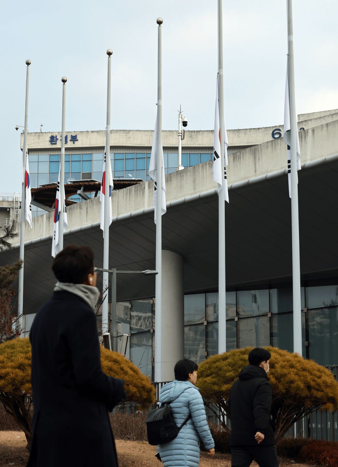 空难幸存33岁空少恐全身瘫痪！机场原为4人防鸟活动当天仅2人值班